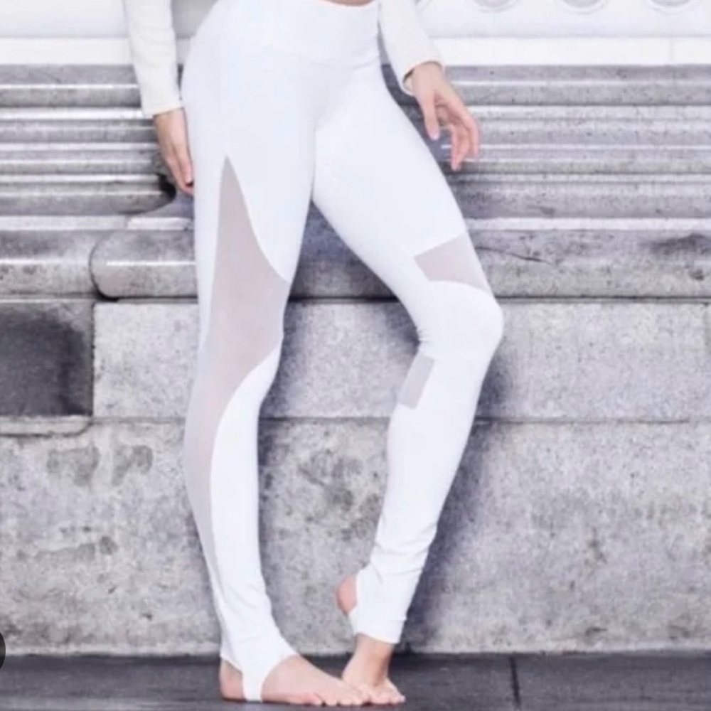 ALO Yoga White Leggings with Mesh Accents - Size M.